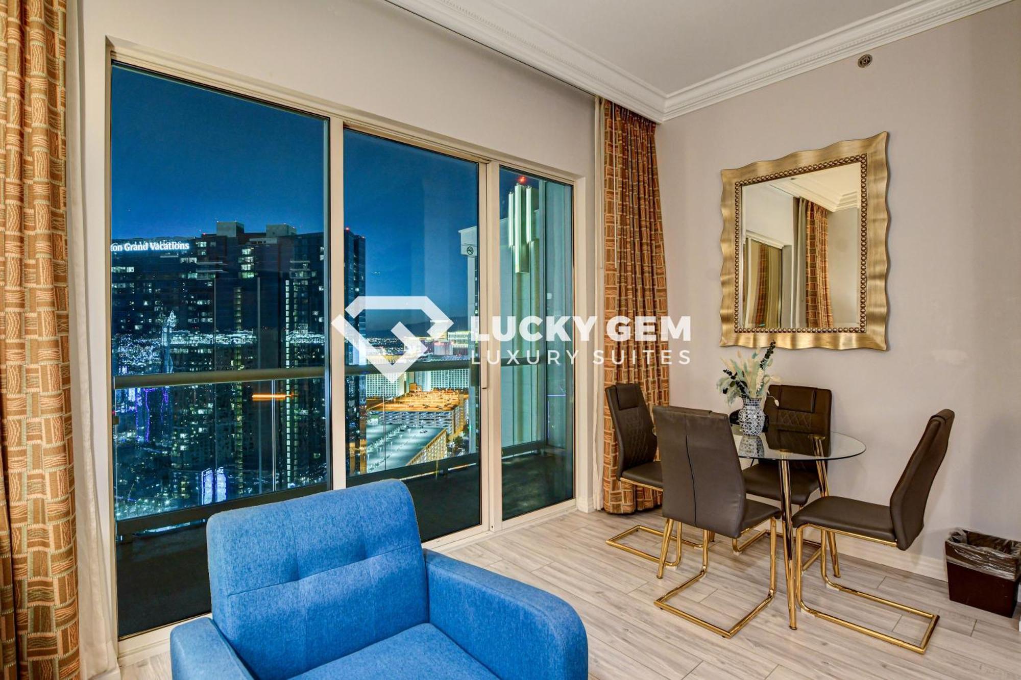 Lucky Gem Penthouse & Luxury At Signature Resort, Balcony Strip View 3505