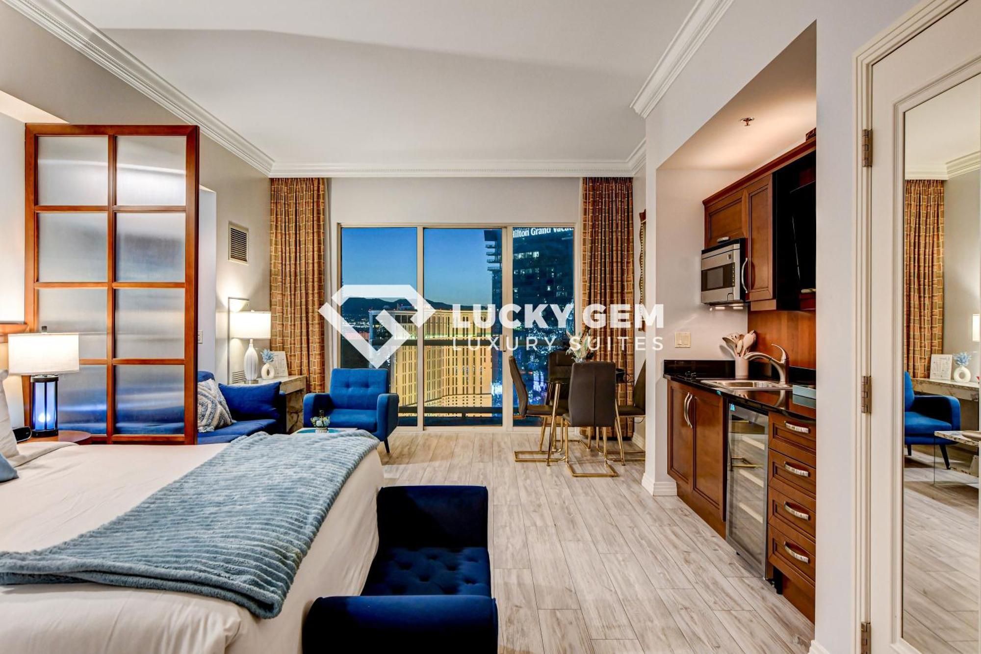 Lucky Gem Penthouse & Luxury At Signature Resort, Balcony Strip View 3505