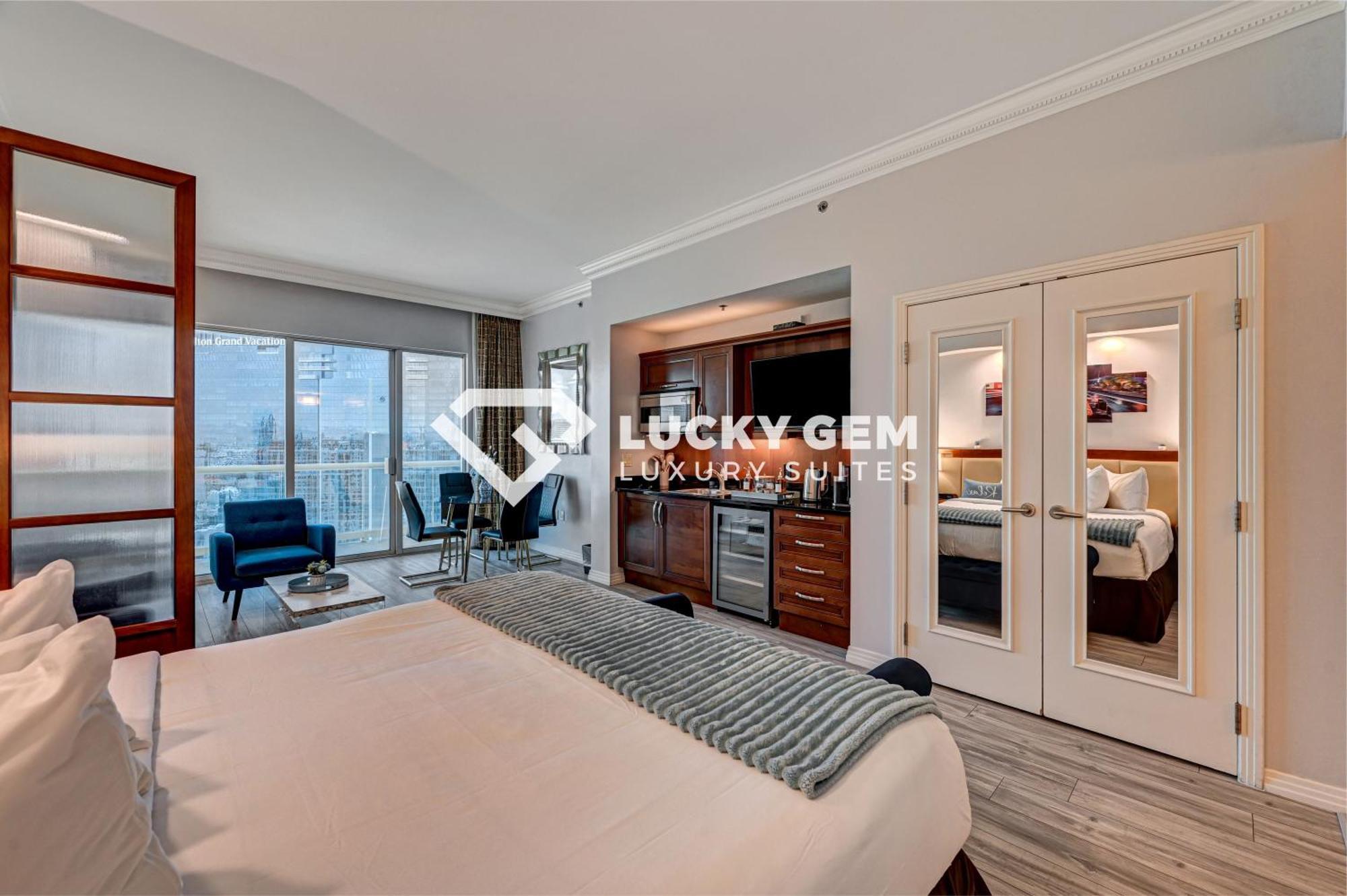 Lucky Gem Penthouse & Luxury At Signature Resort, Balcony Strip View 3505