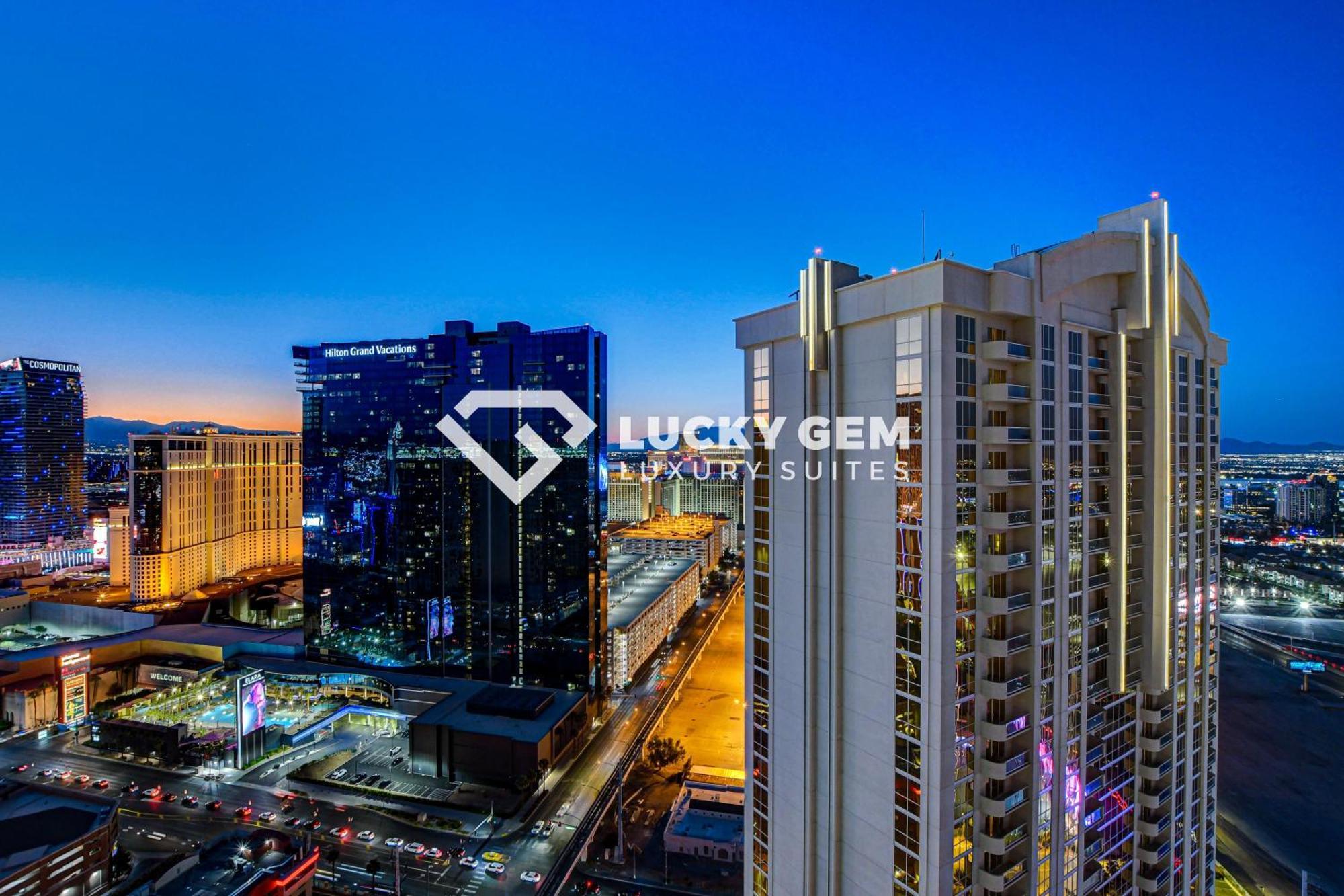 Lucky Gem Penthouse & Luxury At Signature Resort, Balcony Strip View 3505